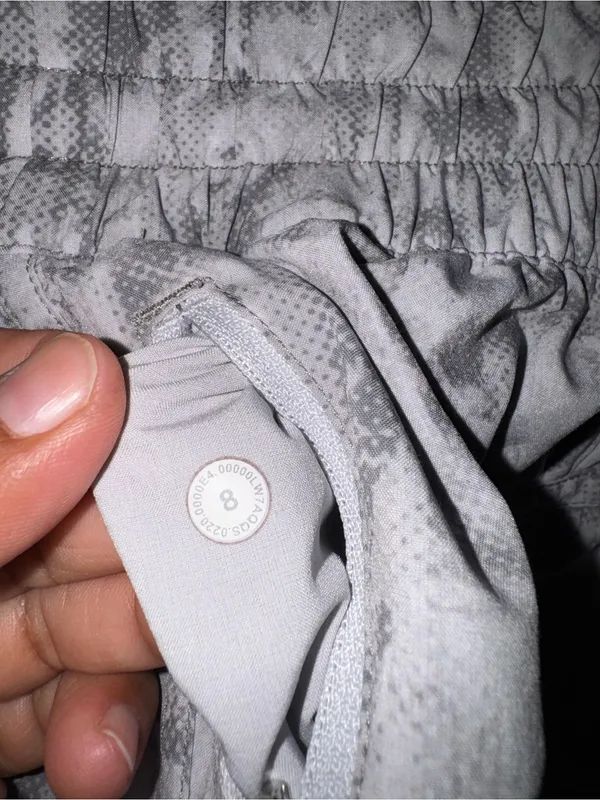 LULULEMON Light Gray Patterned Women's Athletic Shorts - Image 5