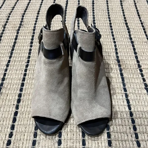 Franco Sarto‎ Buckle Peep Toe Stacked Suede Heeled Booties Size 8.5 A16 - Image 5