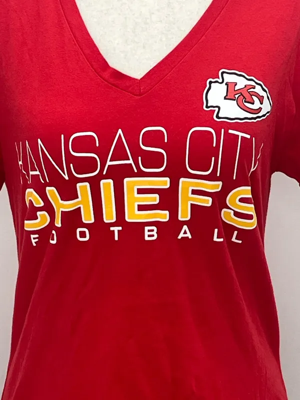 NFL Apparel Kansas City Chiefs Women’s Red V-Neck Graphic T-Shirt Medium - Image 2