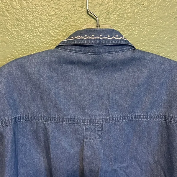 Vintage Floral Embroidered Denim Shirt with faux pearl details 80s 90s - Image 4