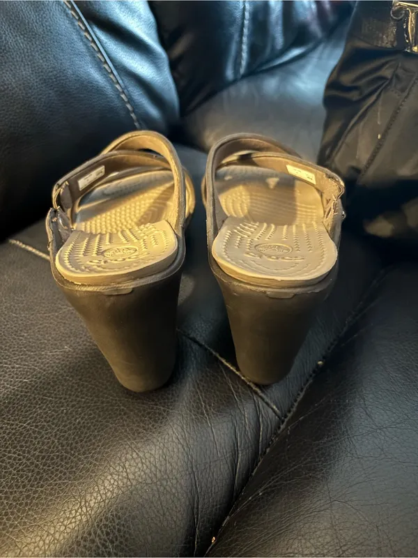 Crocs Cyprus IV heel sandals in a brown and tan color size 7 - Image 3