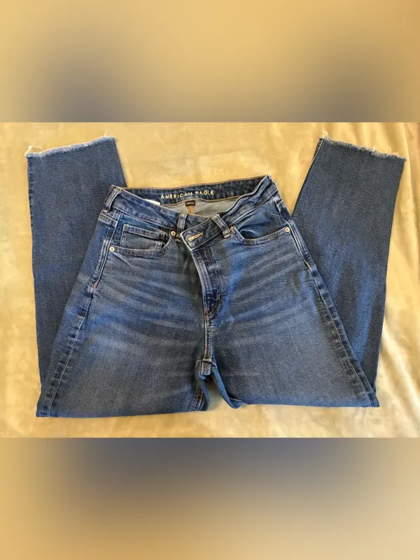 Women’s American Eagle Classic Stretch Mom Straight Jeans in Medium Blue Size 8 - Image 4