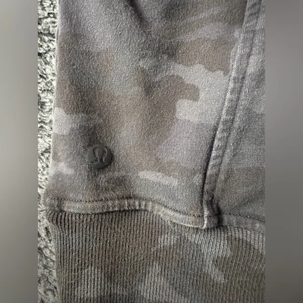 Lululemon Scuba Pullover Hoodie size 6 Camo Faded Gray - Image 7