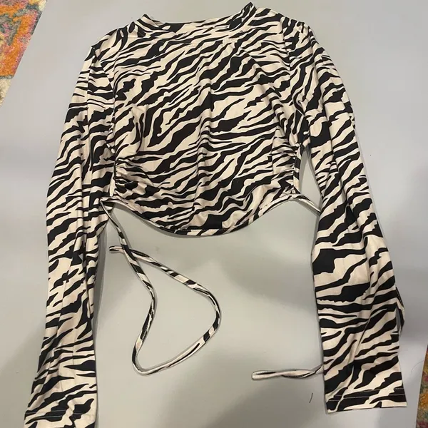 Backless zebra long sleeve! - Image 3