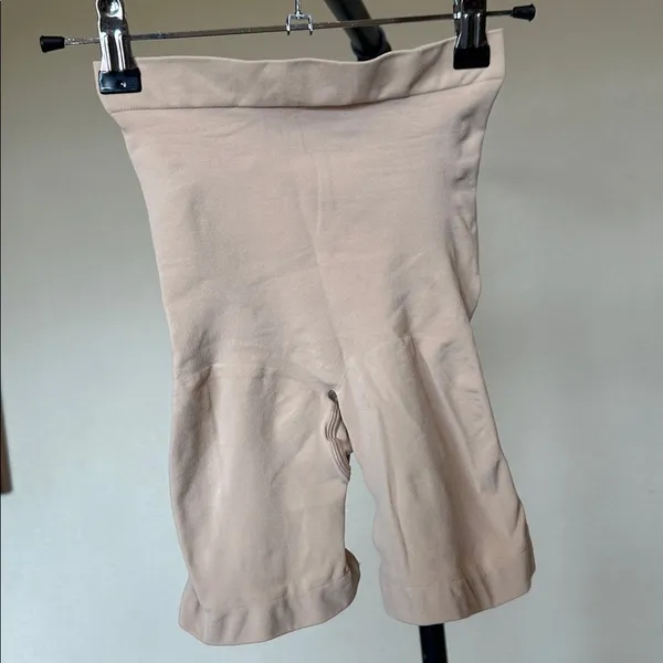 SKIMS Seamless Sculpt Mid Thigh Short compression nude sand shape wear NWOT Sz S - Image 6