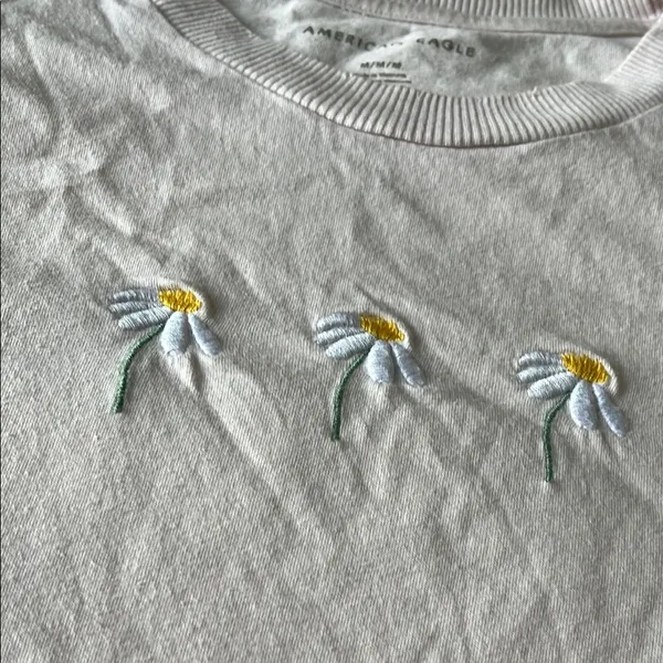 American Eagle Embroidered Flowers Tee Shirt - Image 5