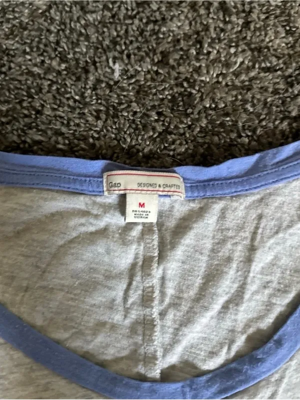 GAP Women Top Size Medium 0235 - Image 2