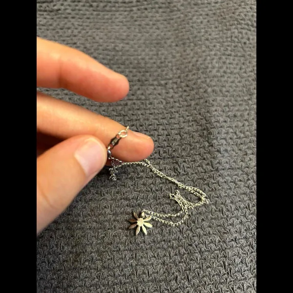 Woman stealing silver 925 necklace beautiful flower shape - Image 4