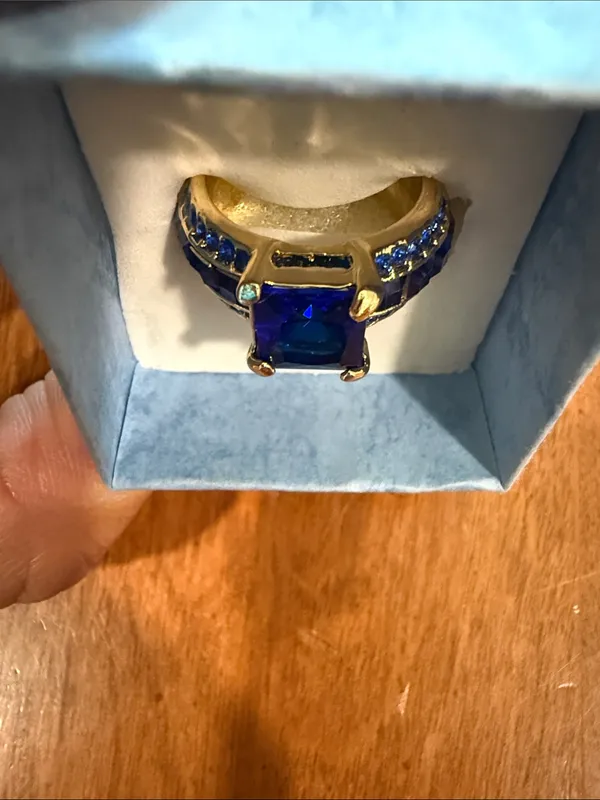 Vintage Gold-Tone Ring with Royal Blue Gemstone Accents Size 7.5 - Image 6