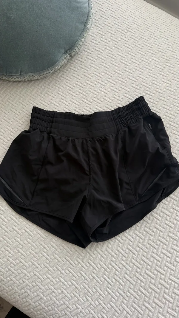Lululemon Shorts Hotty Hot 2.5" - Image 2