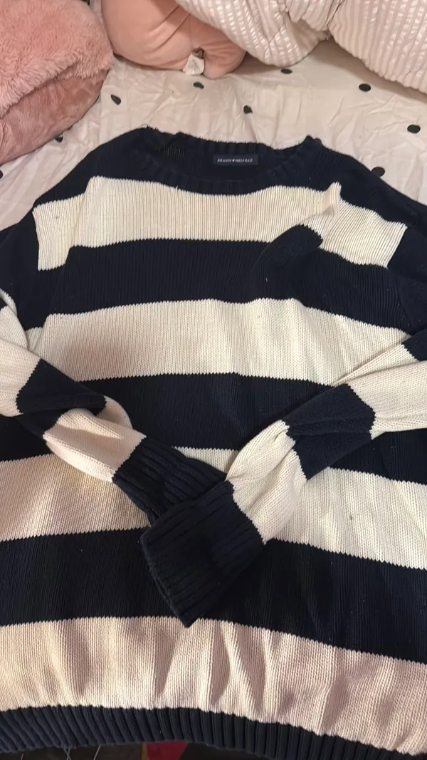 Brandy Melville Sweater - Image 4