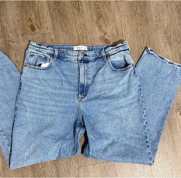 Abercrombie & Fitch Ultra High Rise 90s Straight Jean - Image 10