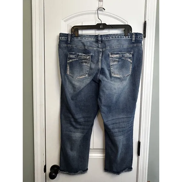 Maurices Distressed Denim Capri Jeans 15/16 Stretch Raw Hem Plus Size Blue - Image 10