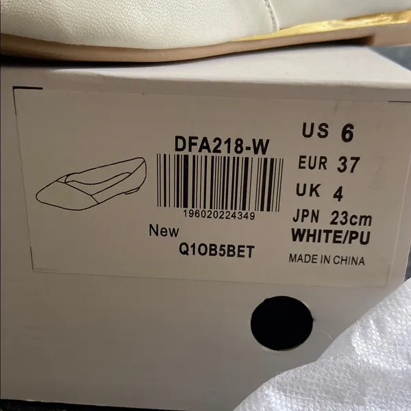 Dream Paris EUC Cream Flats Elegant Minimalist Design - Image 2