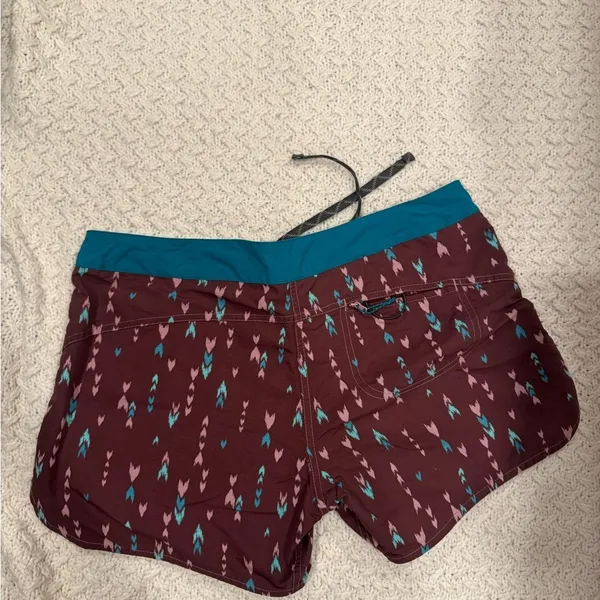 Patagonia Women’s size 12 Maroon and Teal Patterned Shorts - Image 4
