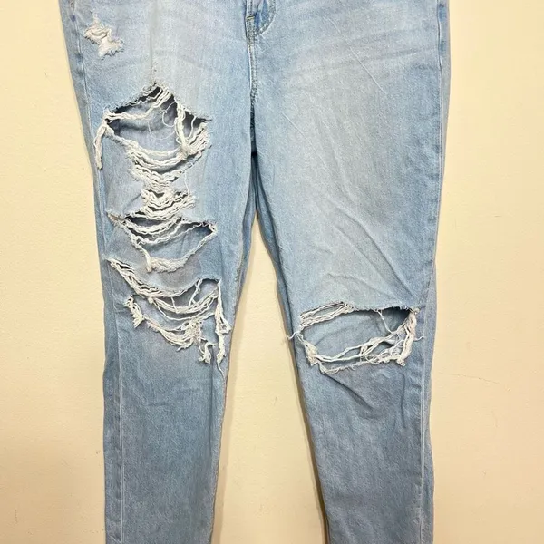 American Eagle Light Wash Mom Straight Jeans Distressed 8 Women - Image 3