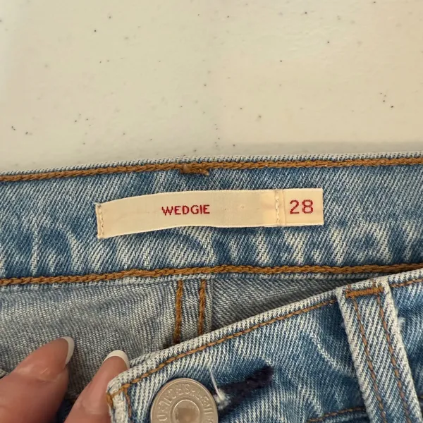 Levi's Premium Wedgie Fit Jeans Women's Size‎ 28 Button Fly High Rise Light Wash - Image 7