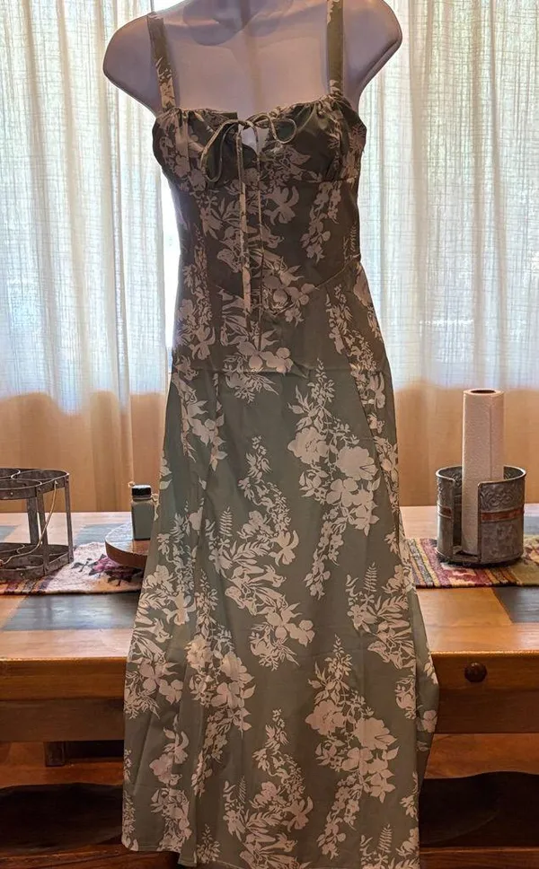 NWOT Floral Green Midi Dress - Image 4