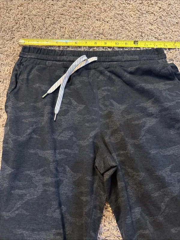 Vuori Performance Jogger Size Small in Black Camo - Image 3