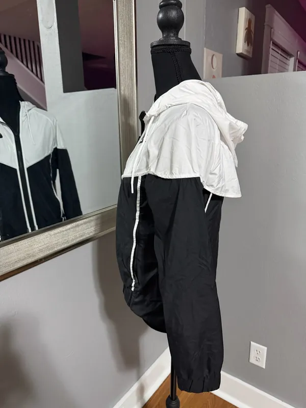 Nike Sportswear Windrunner women's white& black jacket size XS. - Image 5