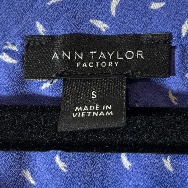 Ann Taylor Factory Size S Blue Micro Leaf/Feather Pattern V-Neck Cap Sleeve Top - Image 4