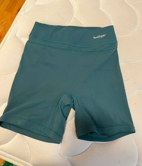 Amazon green scrunched gym shorts - Image 8