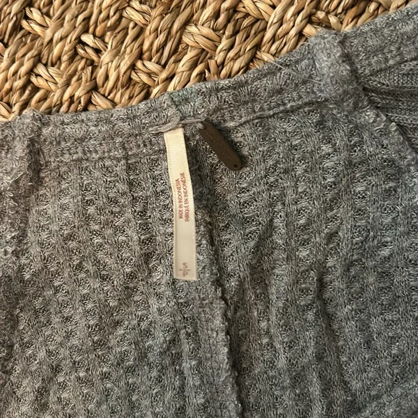 Free People Grey‎ LS Sweater Top Size Small - Image 3