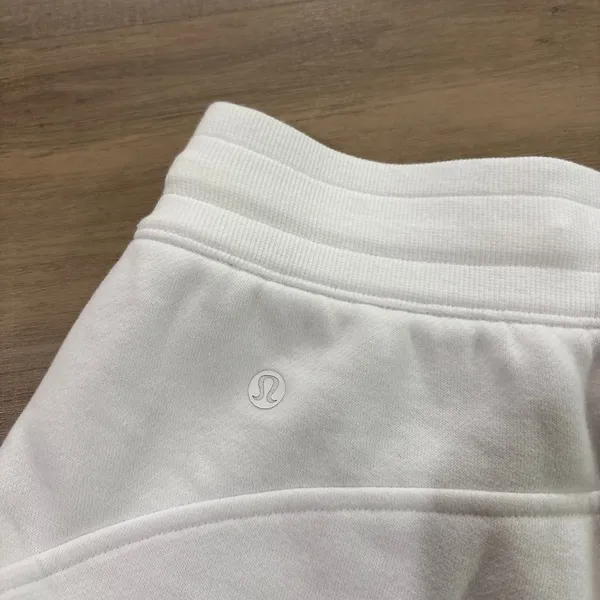 Lululemon White 5" Scuba Shorts Women Size 6 - Image 2