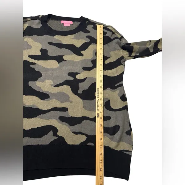 Isaac Mizrahi Green and Black Camo Pullover Knit Crewneck Sweater - Image 9