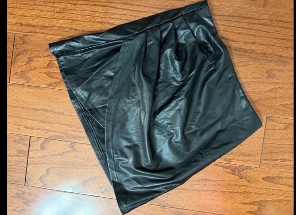 SHEIN Black faux leather skirt - size Small ***Refer to measurements. Beautiful skirt to wear out on a party trip. Fun & spunky. black faux leather mini skirt features prominent side ruching and an asymmetric hem Measurements approximately 15” waste x 15” long. Non- smoking home. priced to sell at as is condition. Don’t like my price, make reasonable offer! And thank you for checking my closet. - Image 3