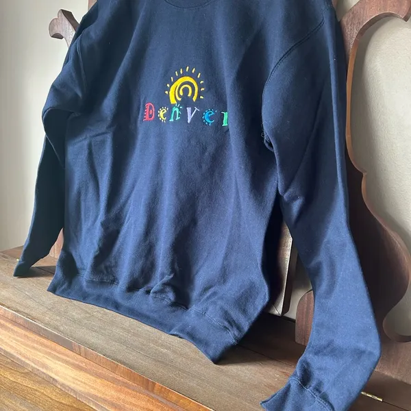 NWOT VNT 90s Embroidered 'Denver' on Gildan Navy Blue Sweatshirt: Size SMALL - Image 6