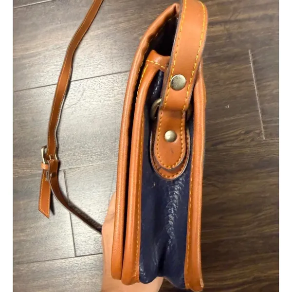 Vtg Dooney & Bourke Navy Blue & Tan All Weather Leather Organizer Crossbody Bag - Image 4
