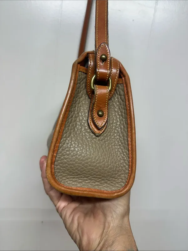 Dooney & Bourke 80s Taupe Pebbled Leather Crossbody with Tan Trim - Image 3