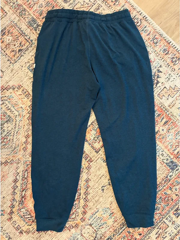 Vuori Joggers 25’ in inseam - Image 3