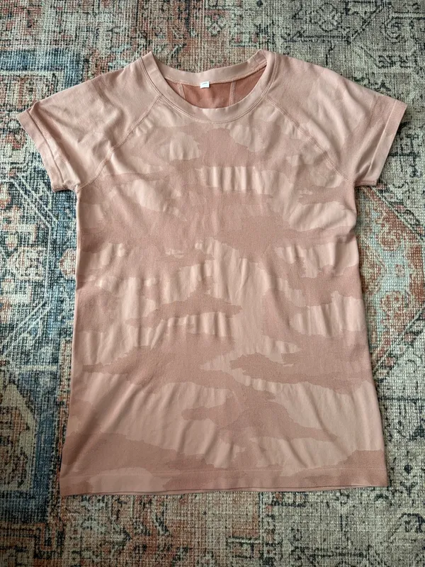 ATHLETA Momentum Seamless Camo Tee in Blush Pink Camo Estimated Size Medium - Image 2