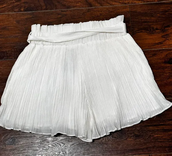 Lulus white pleated highwaisted paper bag shorts - Image 4