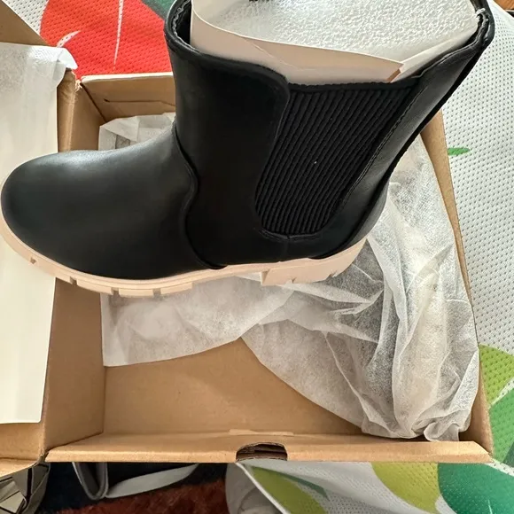 Black boots girls grunge style cute casual white soles size 13 - Image 4