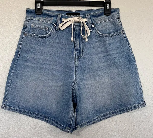 NWT Free Assembly Women's Denim Shorts Twill Tie 6" Inseam Light Wash Size 2 - Image 2