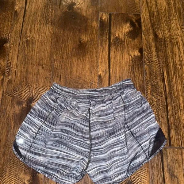 Lululemon Hotty Hot Short‎ Mid Rise Low Tide Alpine White/Black Size 4 - Image 2