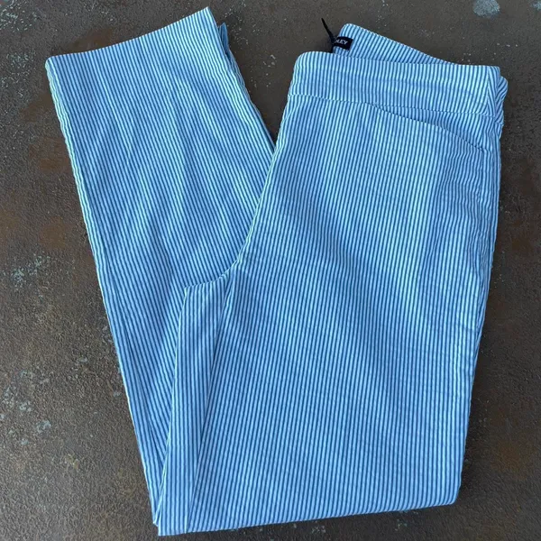 Hilary Radley blue and white striped capri pants size small - Image 3