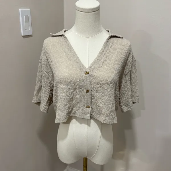 KIRIOUS Gauze Cotton Cropped Short Sleeve Button Down Size Medium‎ Tan - Image 2