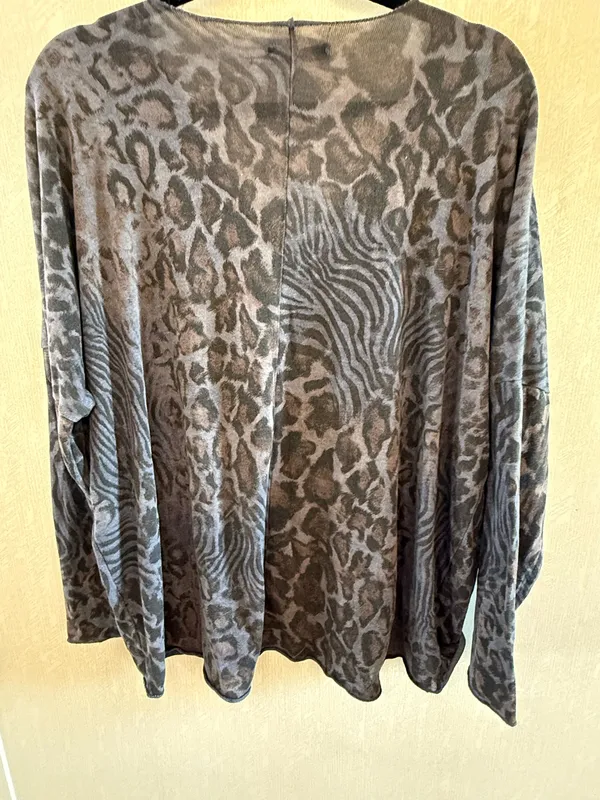 Tempo Paris M/L Oversized Mixed Animal Print Long Sleeve Top Made in Italy - Image 4
