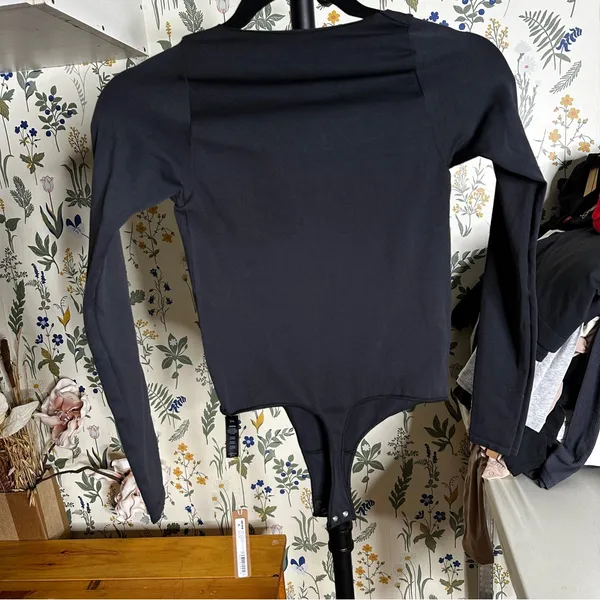 Skims ESSENTIAL LONG SLEEVE SCOOP NECK BODYSUIT Onyx Nwt Size L/XL - Image 8