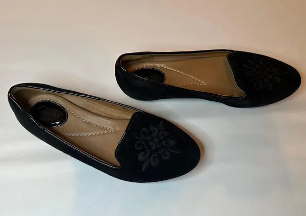 Clarks Artisan | Black Alitay Kallen Suede Flat - 6M - Image 5