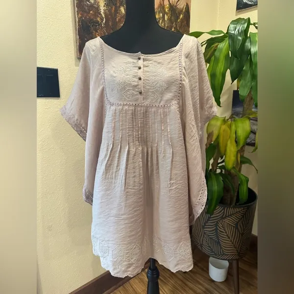 EUC DRESS BARN CREAM FLOWY BAT 🦇 sleeve with embroidery & lace ornaments Sz 3XL - Image 4