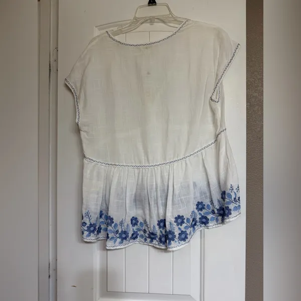 Max Studio London Embroidered Peplum Blouse NWT Medium Blue Floral Boho - Image 2