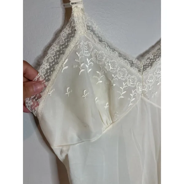 Vtg offwhite lacy slip nightgown - Image 3