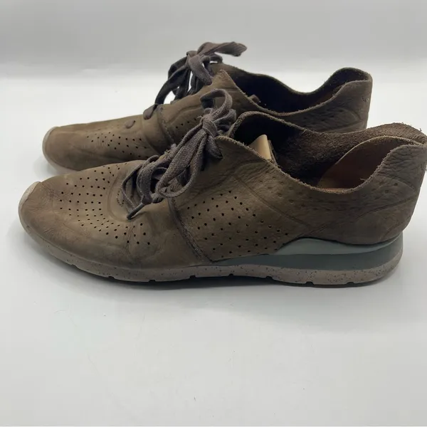 UGG Tye Leather Lace Up Sneakers Brown Nubuck Sz 9.5 - Image 4