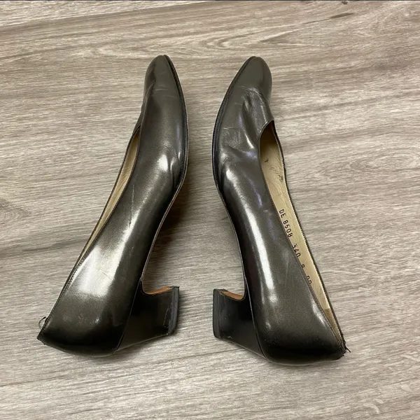 Salvatore Ferragamo Metallic Pewter Leather Pumps 9 AA Vintage - Image 3