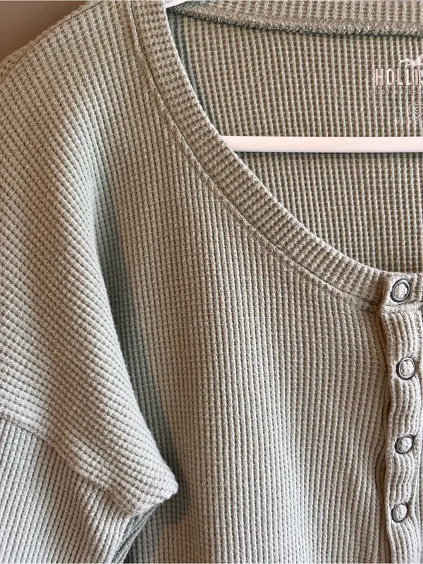 Hollister Ribbed Henley Long Sleeve Cropped Top in Sage Green Size Small - Image 6